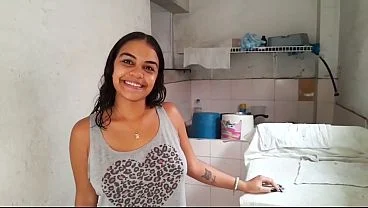 Inocente hermanastra latina se deja convencer por su pervertido hermanastro para que le chupe la verga y despues ser follada por su joven coño – porno en espanol